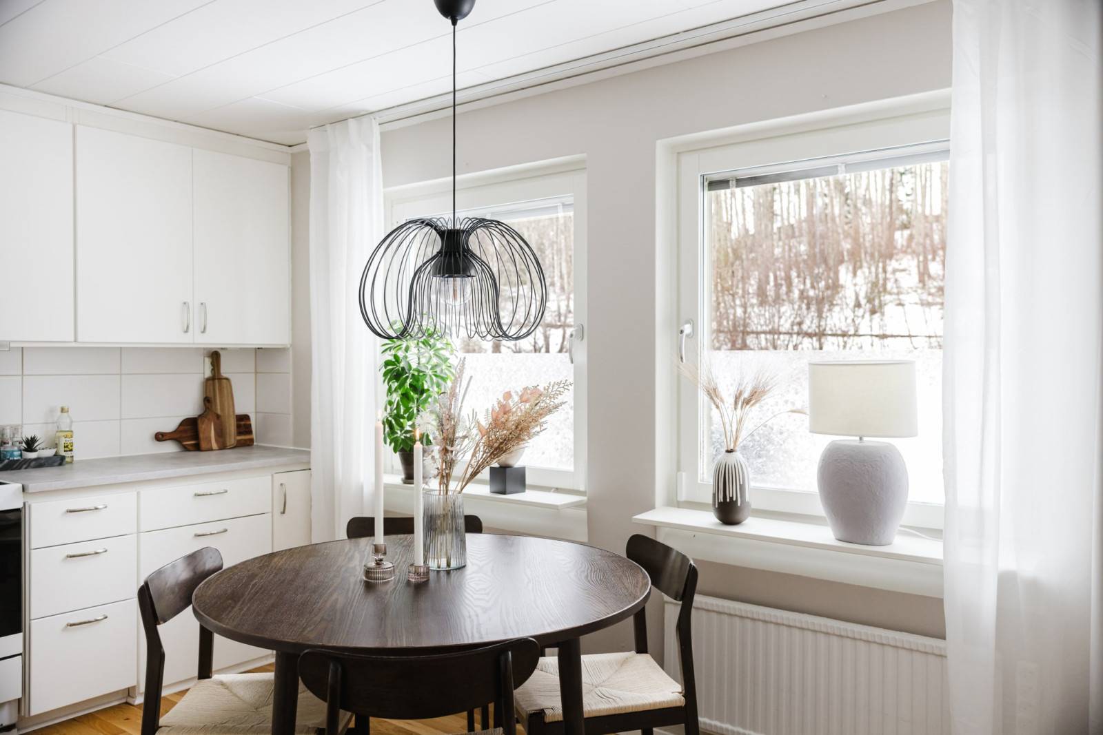 Generös matplats intill stort fönsterparti Målarstigen 37