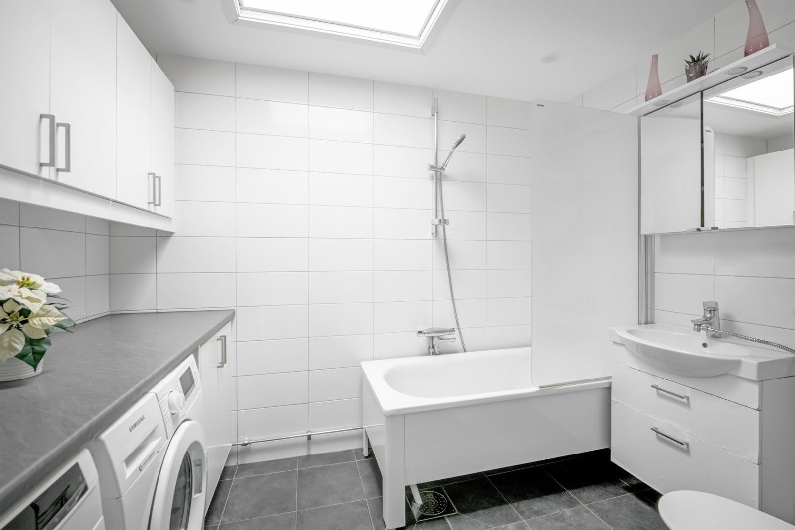 Helkaklat badrum med tvättavdelning Murarstigen 52