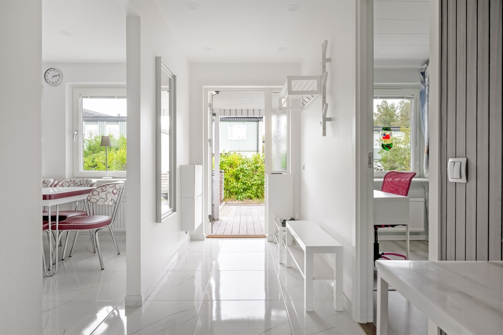 Entré med grönska precis utanför dörren Murarstigen 52