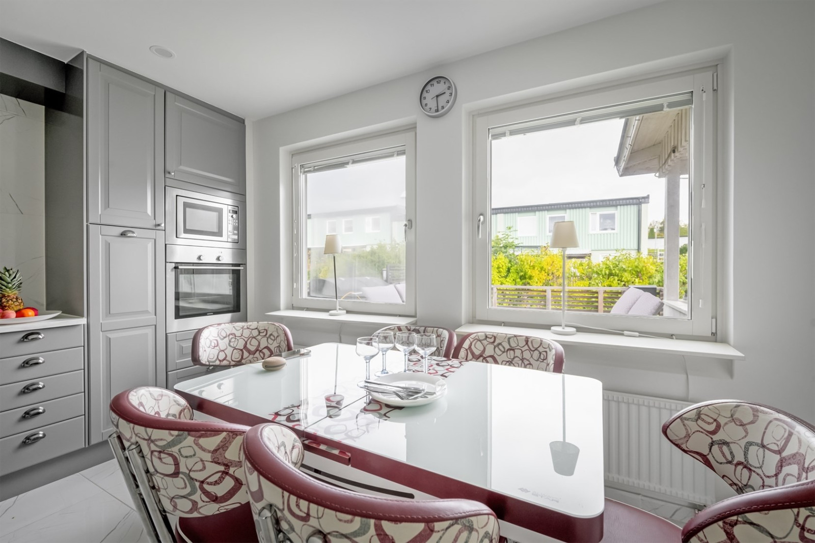 Generös matplats med fönster mot uteplatsen på framsidan Murarstigen 52