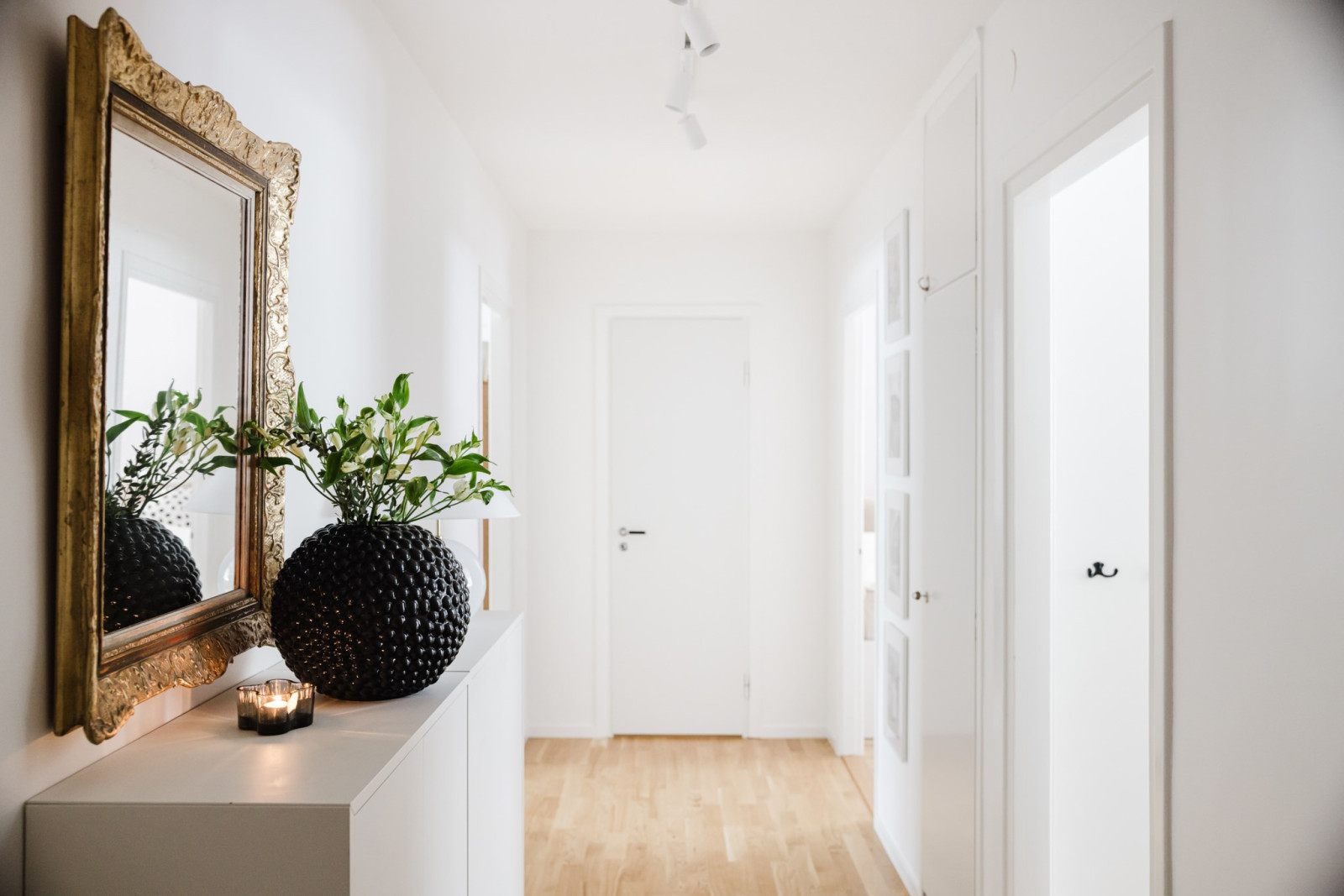 Rymlig hall med klädkammare och garderober Stationsvägen 17