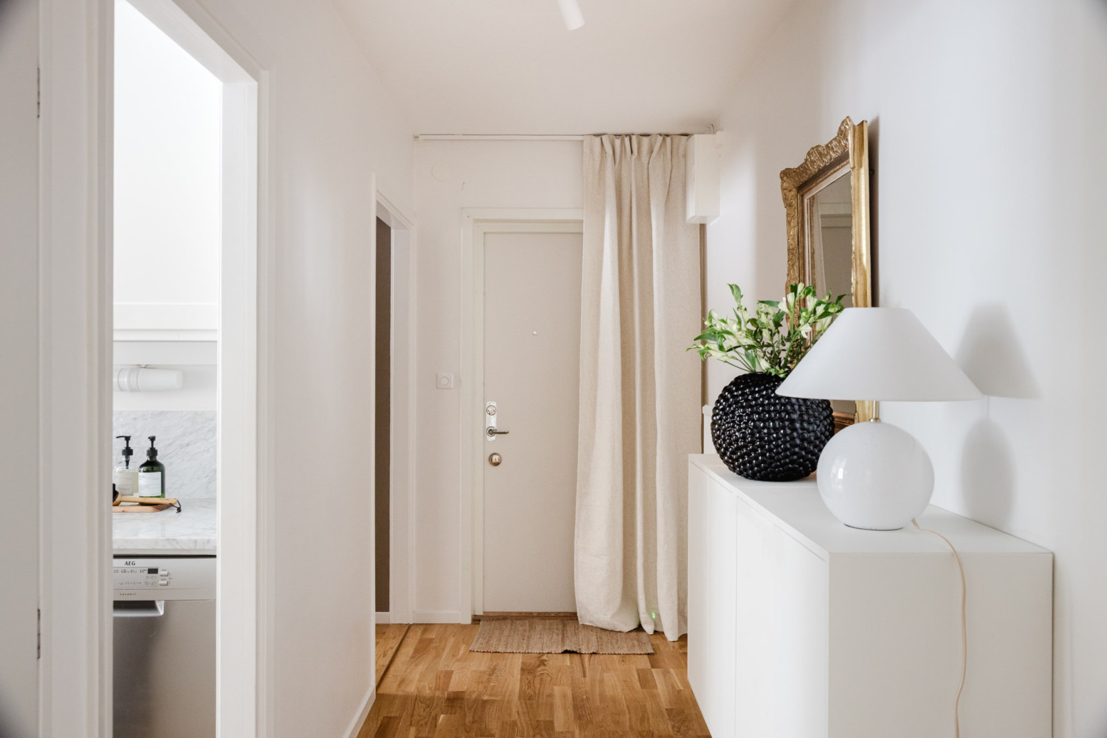 Hall mot kök och tambur Stationsvägen 17