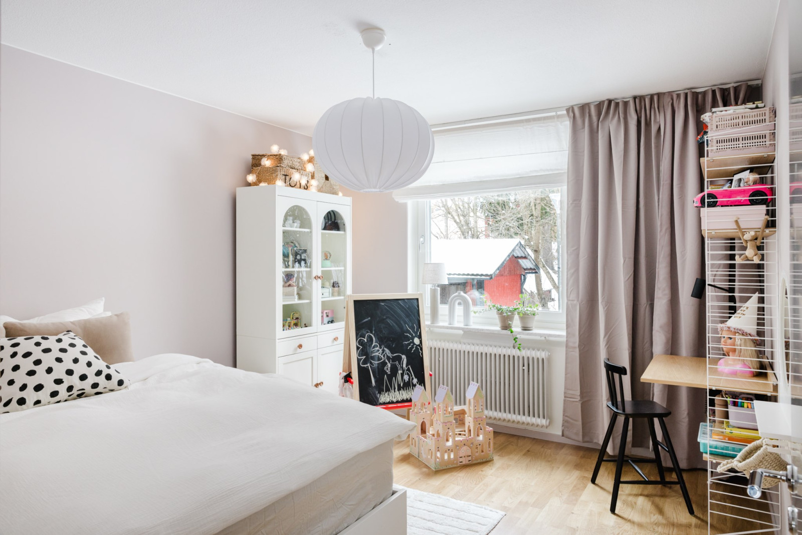 Väl tilltaget sovrum Stationsvägen 17