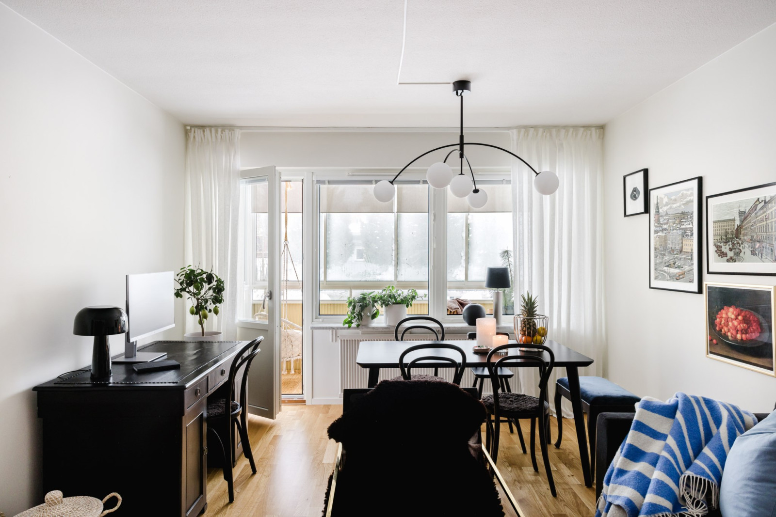 Lättmöblerat vardagsrum med utgång till balkong Stationsvägen 17