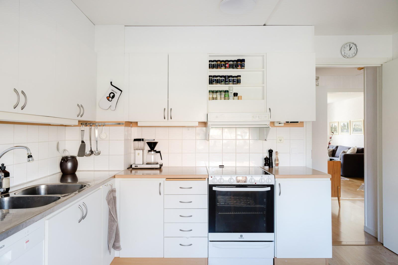 Kök med goda förvaringsmöjligheter Engelsbergsvägen 73