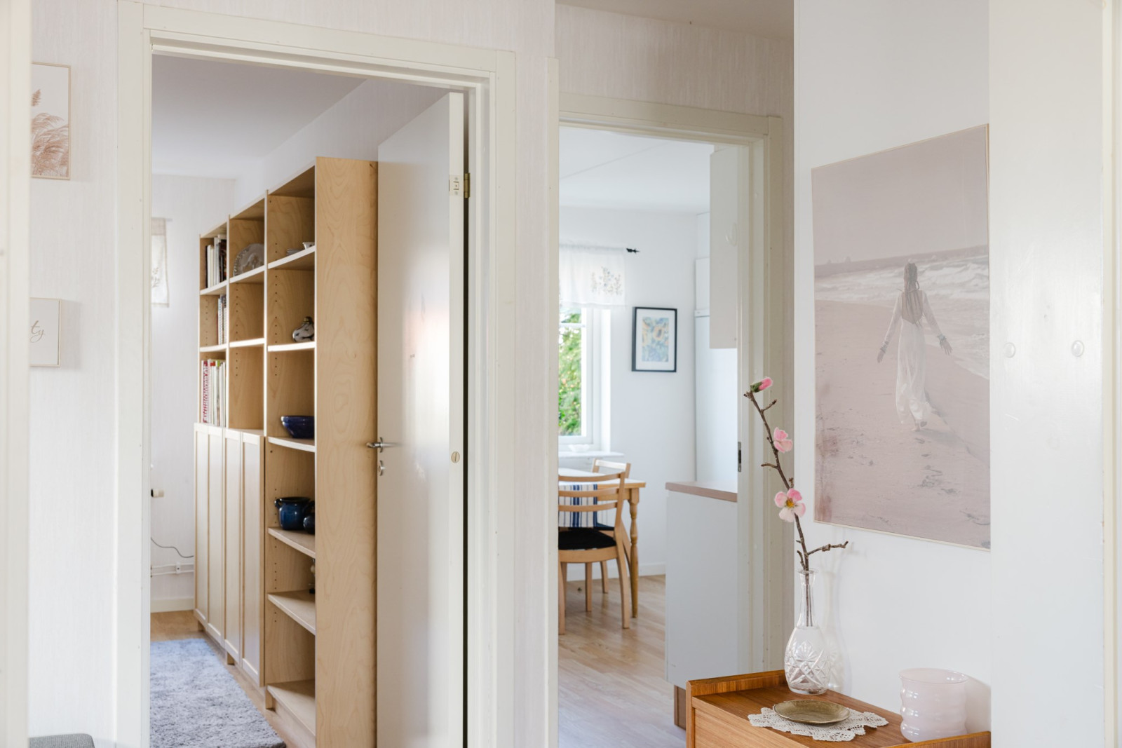 Vardagsrum mot hall och kök Engelsbergsvägen 73