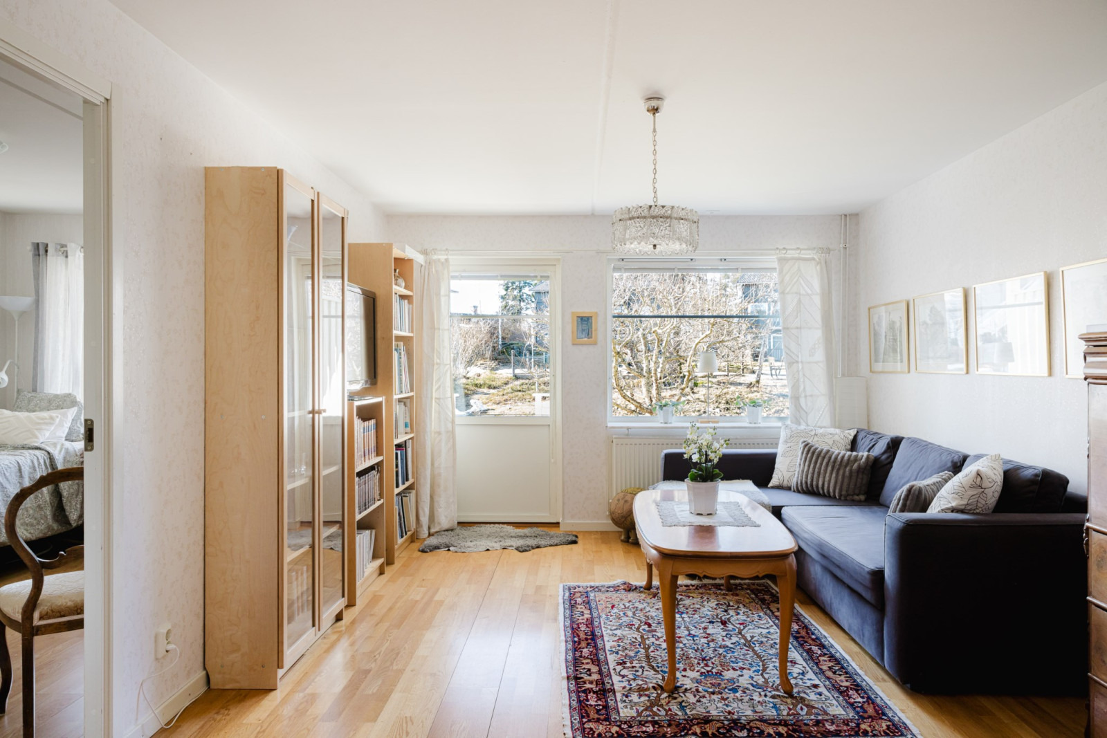 Lättmöblerat vardagsrum med utgång till uteplatsen Engelsbergsvägen 73