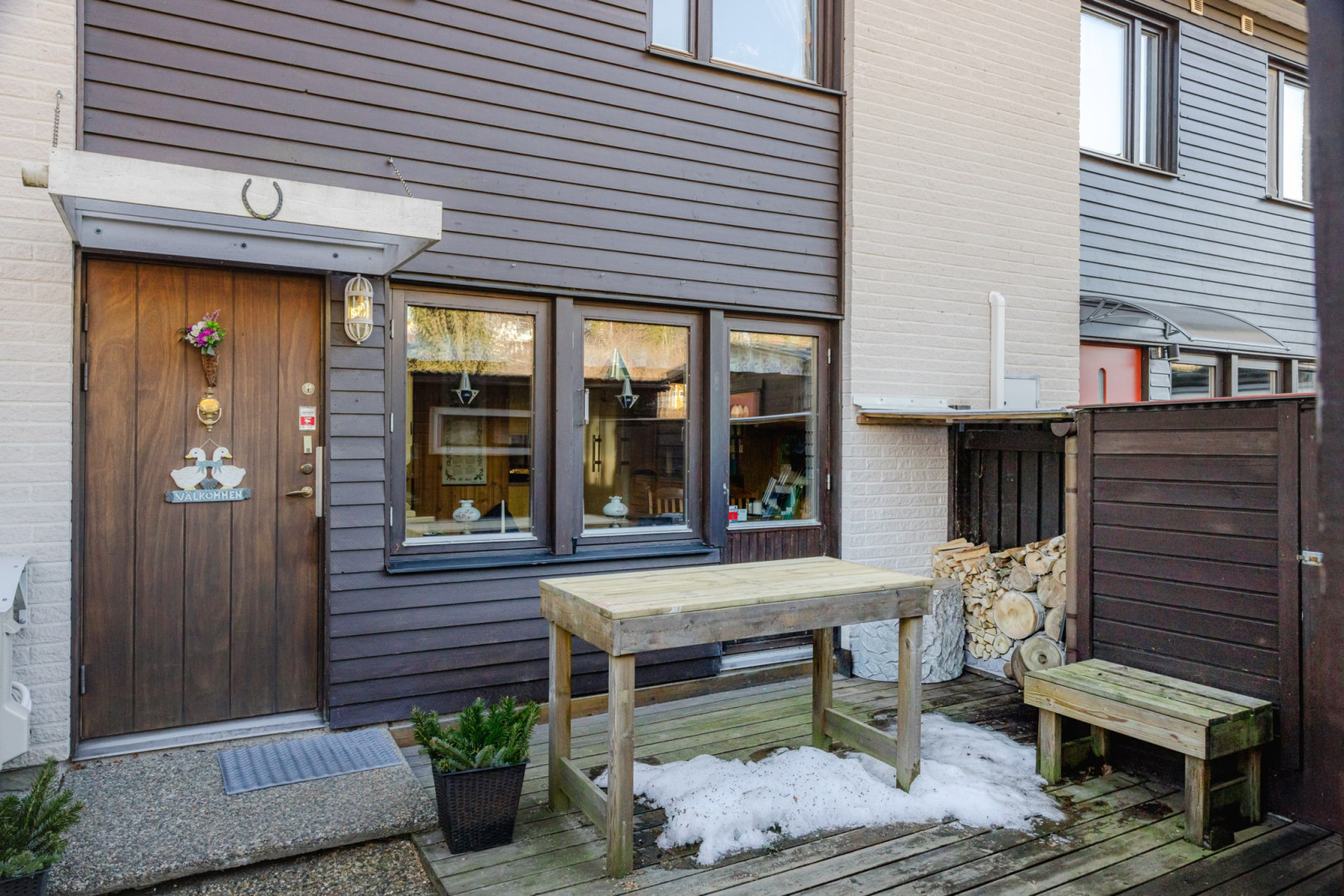 Träbelagd uteplats på framsidan Rönningevägen 65B