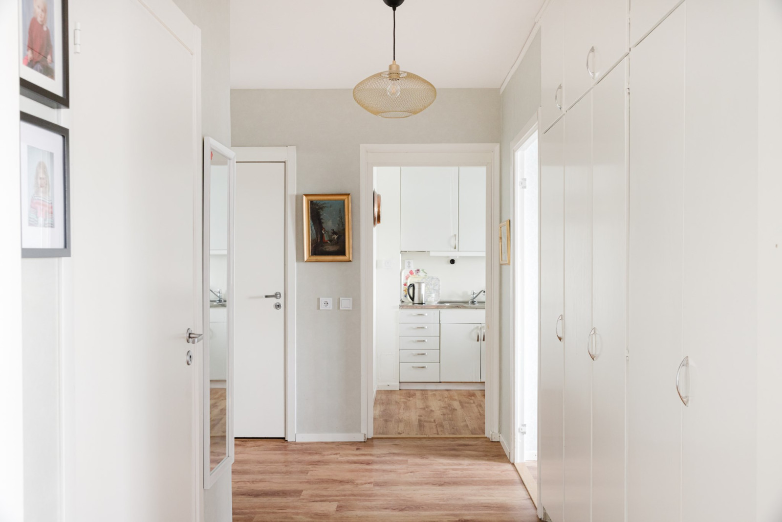 Hall med garderobsvägg Emanuel Birkes väg 4