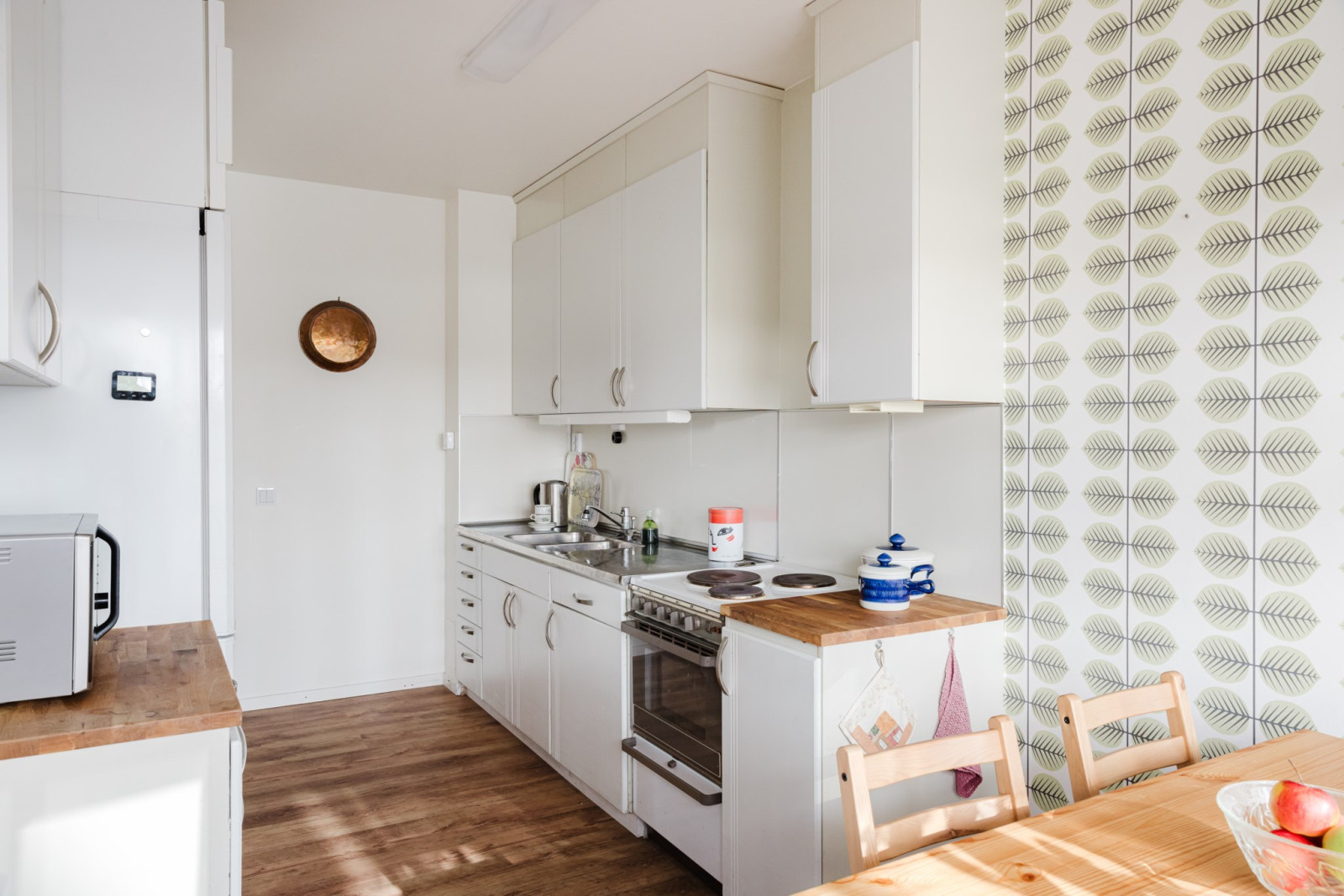 Kök med gott om förvaring i skåp och lådor Emanuel Birkes väg 4