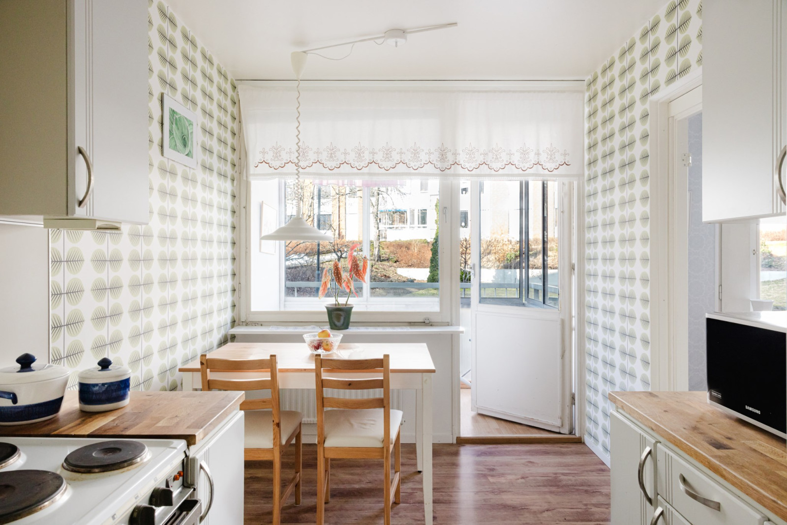 Kök med matplats i anslutning till balkongen Emanuel Birkes väg 4