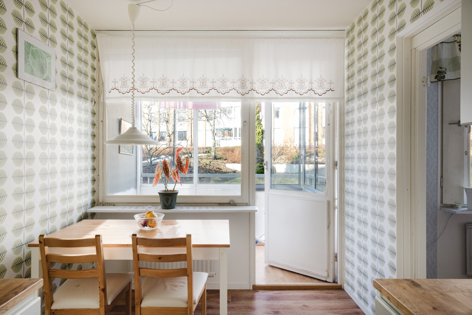 Rymlig matplats och inglasad balkong Emanuel Birkes väg 4