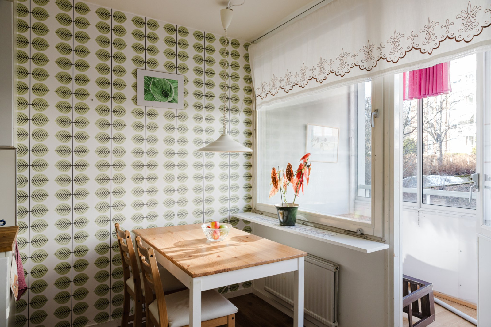 Utgång till balkong i väst Emanuel Birkes väg 4