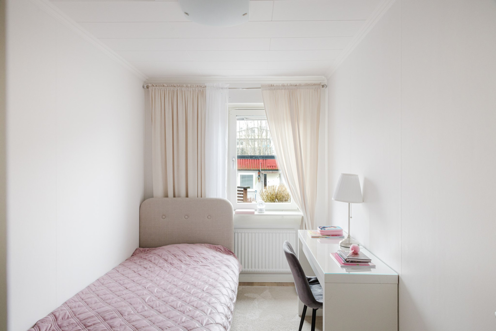 Sovrum som vetter mot baksidan Jägarstigen 18