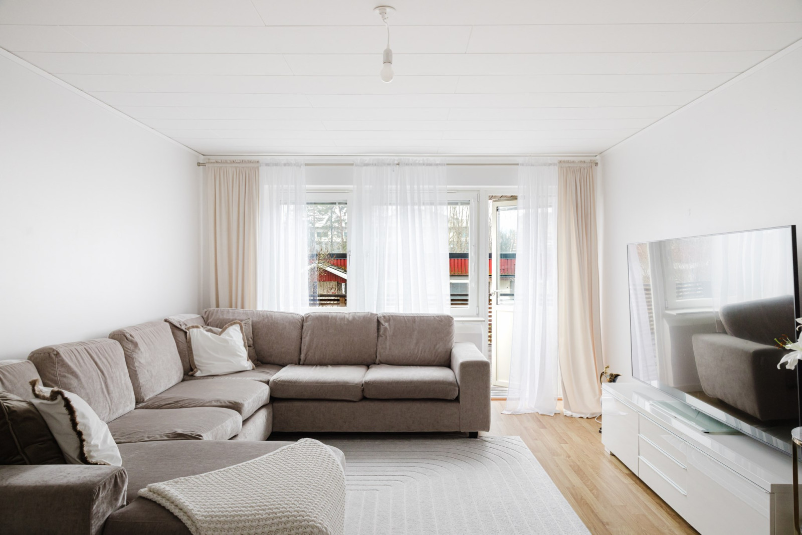 Lättmöblerat vardagsrum med utgång till baksidan Jägarstigen 18