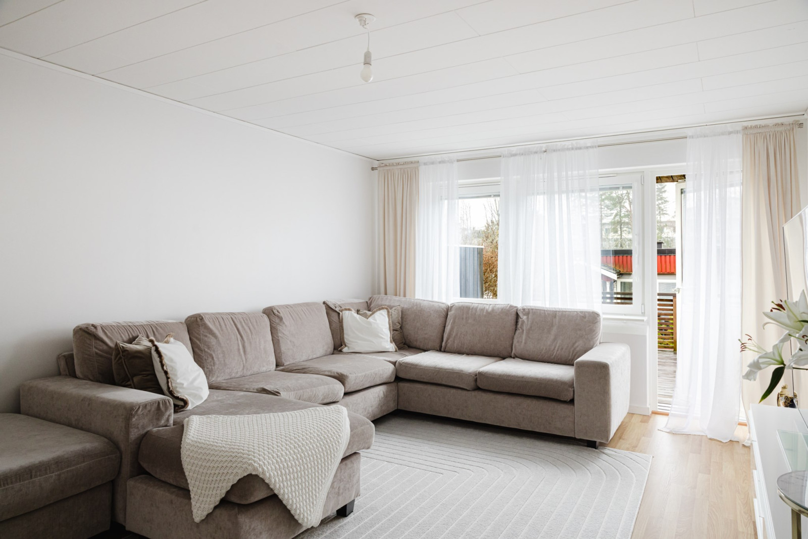 Stort vardagsrum med stilrena materialval Jägarstigen 18