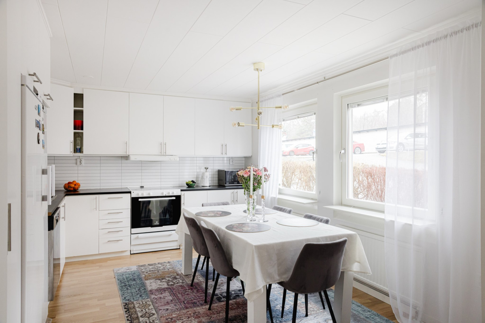 Rymligt kök med härligt ljusinsläpp Jägarstigen 18