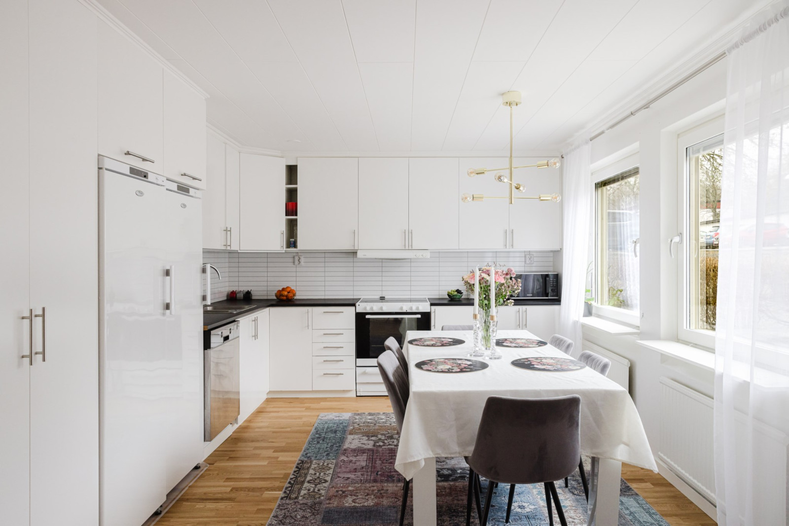 Stort öppet kök med matplats Jägarstigen 18