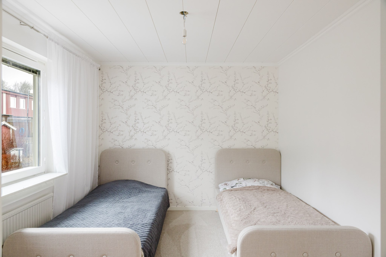 Generöst sovrum med fönster mot den lugna framsidan Jägarstigen 18