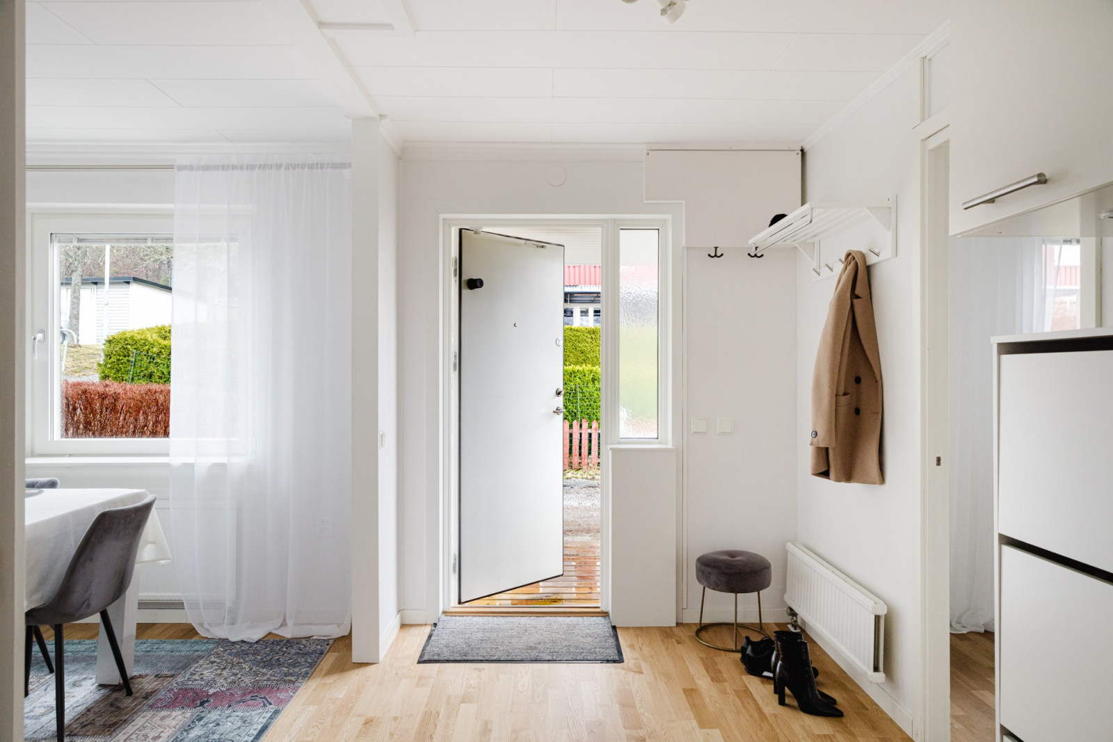 Entré som tar sig till uteplatsen på framsidan Jägarstigen 18