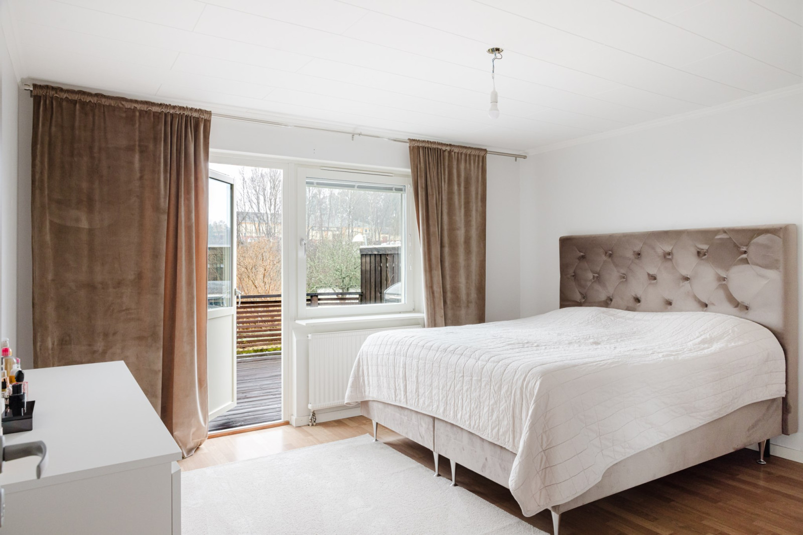 Stort master bedroom med utgång till baksidan Jägarstigen 18