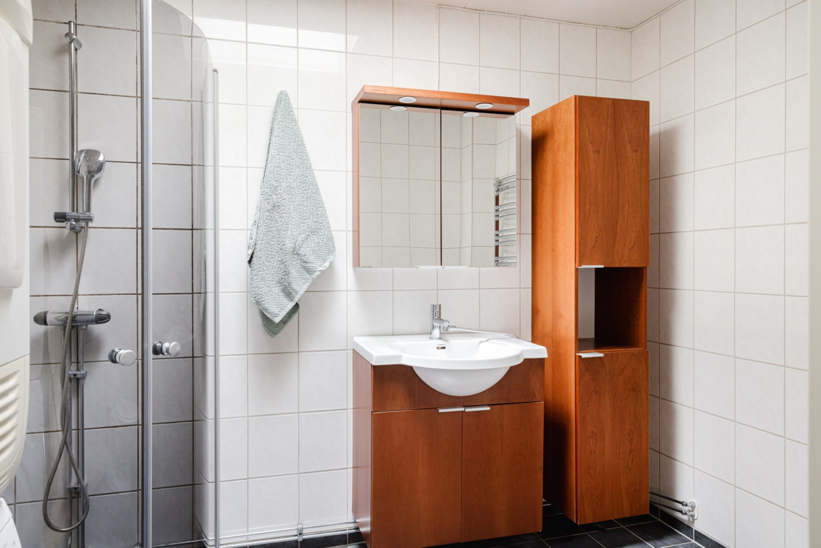 Helkaklat badrum med tvättpelare Jägarstigen 18