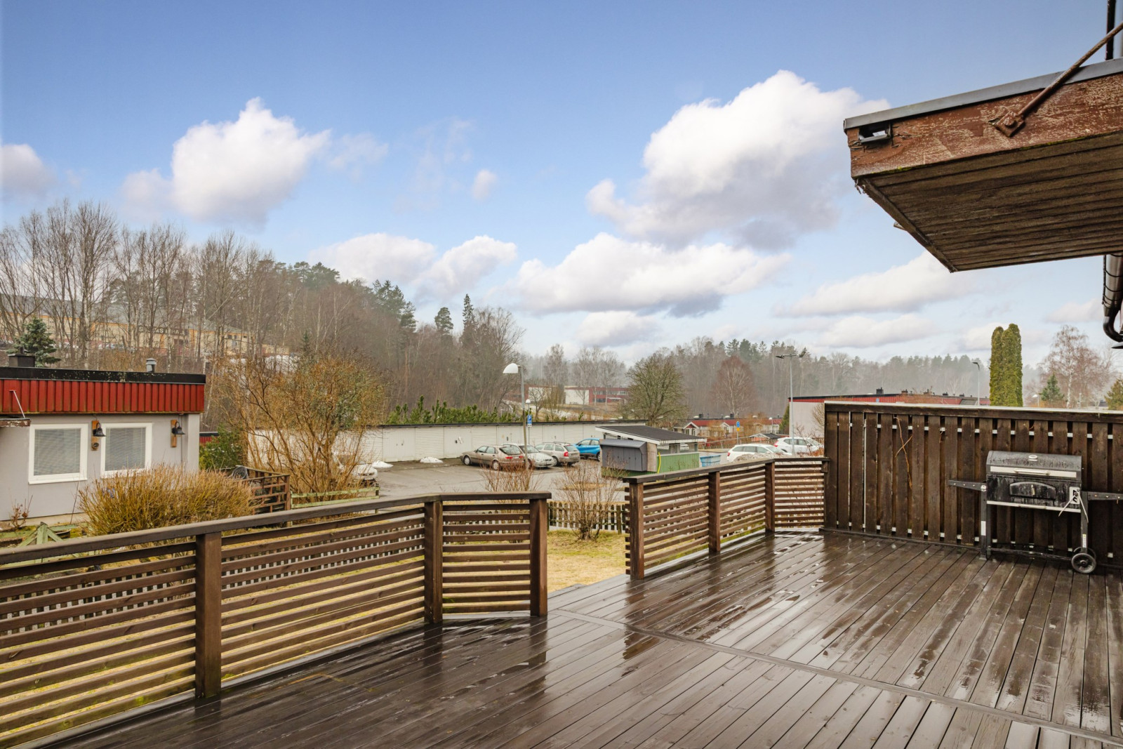 Träbelagd uteplats i söder med sol hela dagen Jägarstigen 18