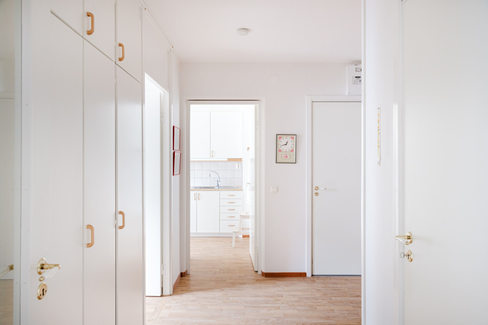 Hall med garderobsvägg och klädkammare Emanuel Birkes väg 4