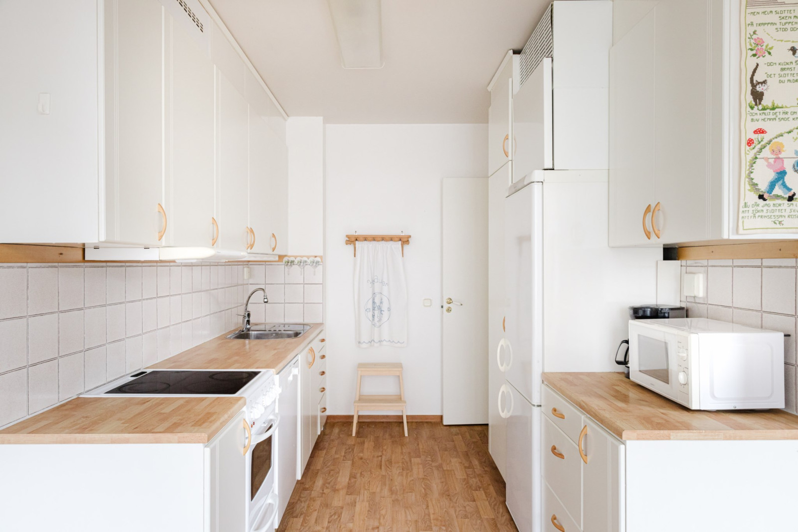 Trevligt kök med gott om förvaringsmöjligheter Emanuel Birkes väg 4