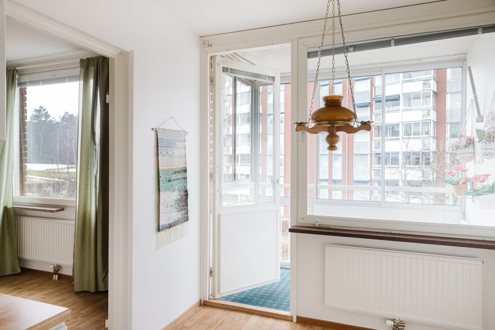 Inglasad balkong med högt läge och eftermiddagssol Emanuel Birkes väg 4