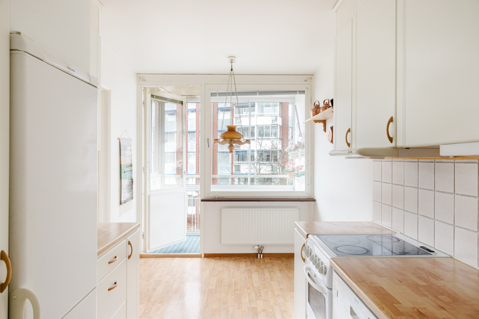 Rymligt kök med matplats och utgång till balkong Emanuel Birkes väg 4