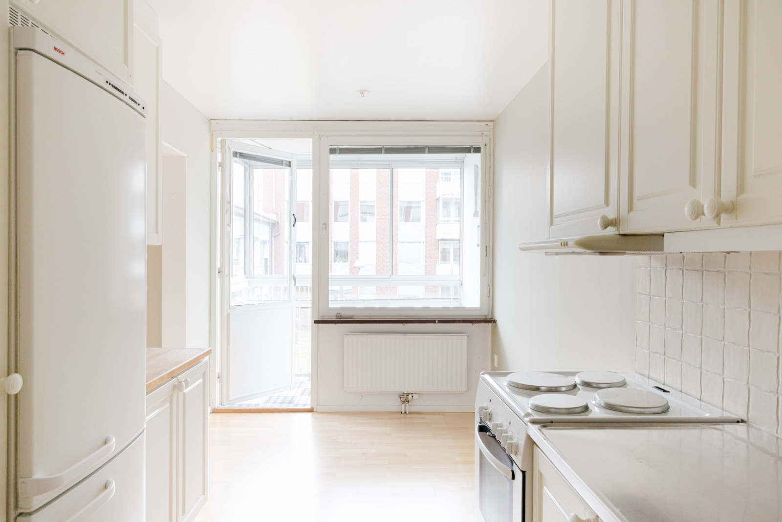 Rymligt kök med matplats och utgång till balkongen Emanuel Birkes väg 5