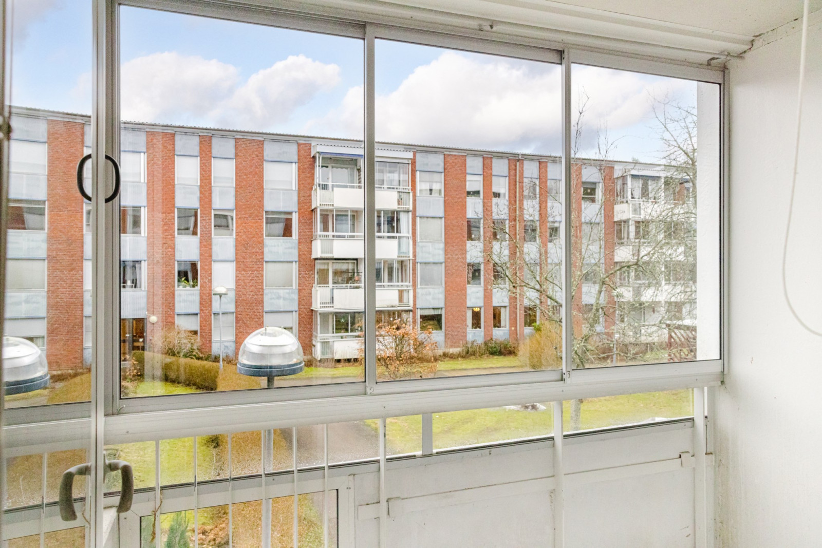 Inglasad balkong mot föreningens innergård Emanuel Birkes väg 5
