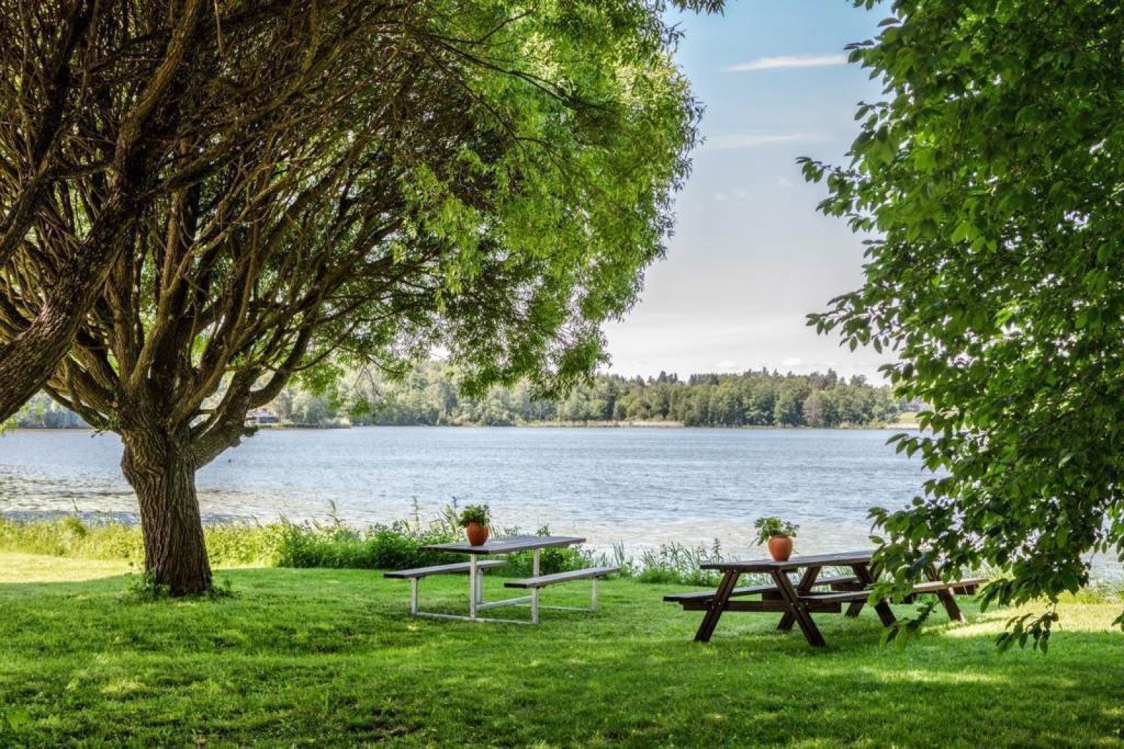 Gemensam uteplats intill sjön Flaten Westerdahlsvägen 39