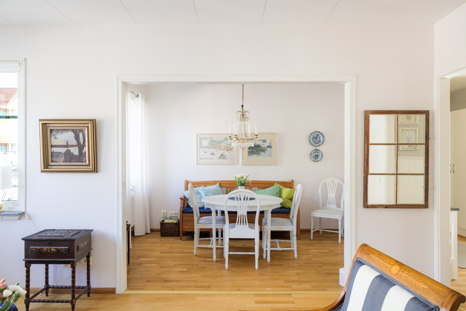 Vardagsrum mot matsal Skogsrovägen 8