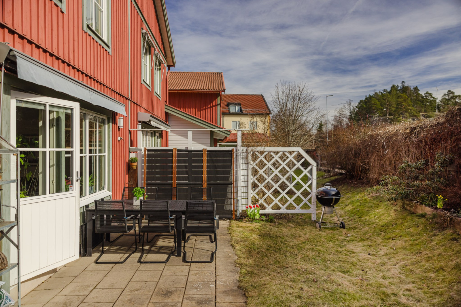 Solig och privat baksida Westerdahlsvägen 39