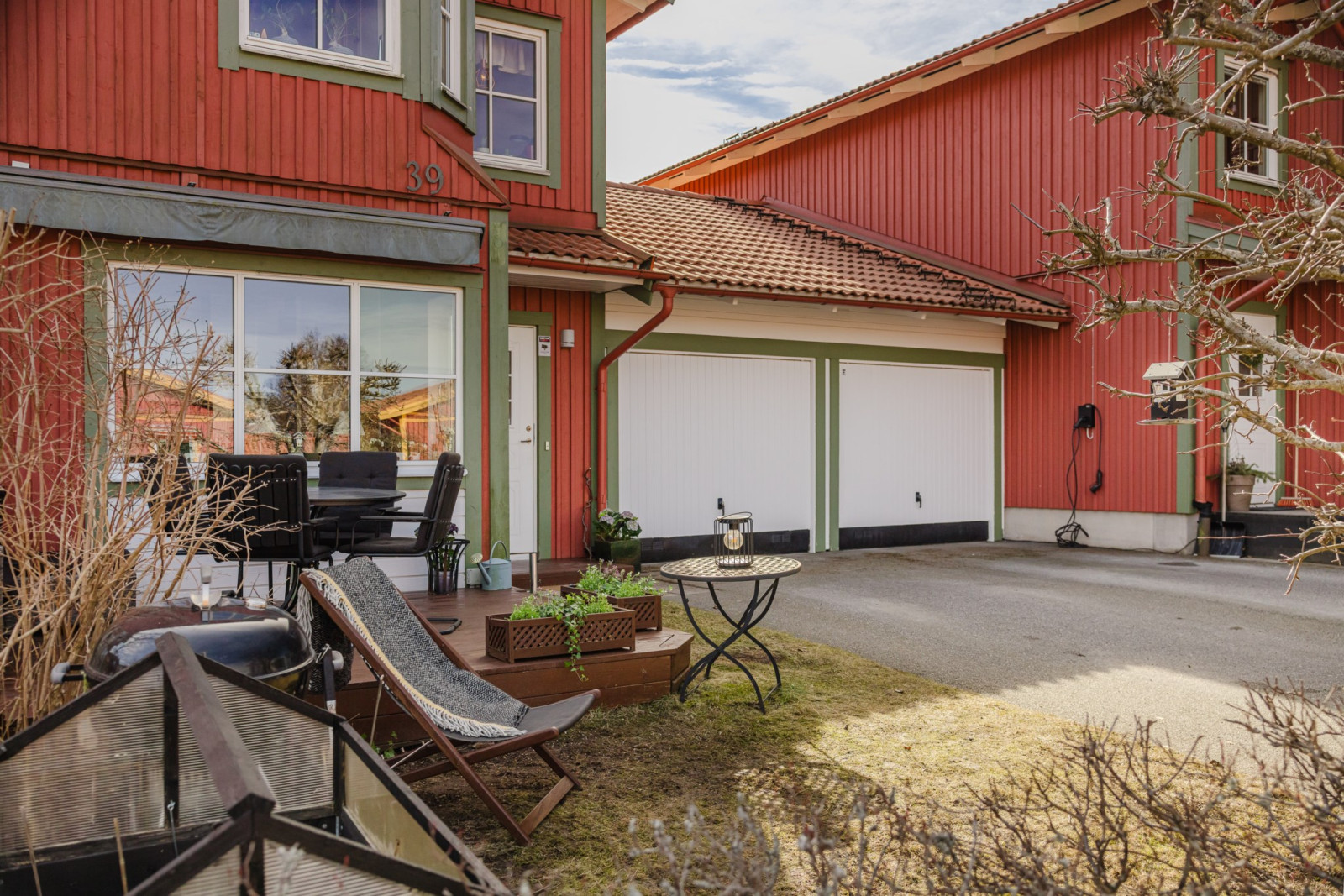 Framsida med uteplats och garage Westerdahlsvägen 39