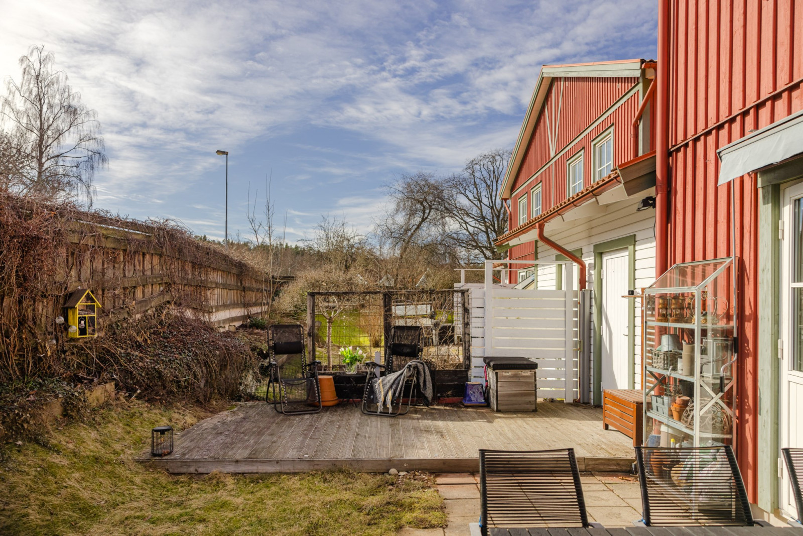 Sten- och träbelagd uteplats på baksidan Westerdahlsvägen 39