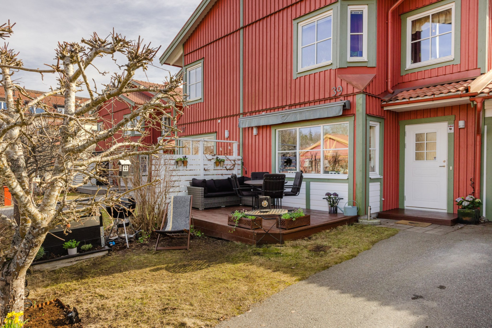 Uteplats med kvällssol och fina solnedgångar Westerdahlsvägen 39