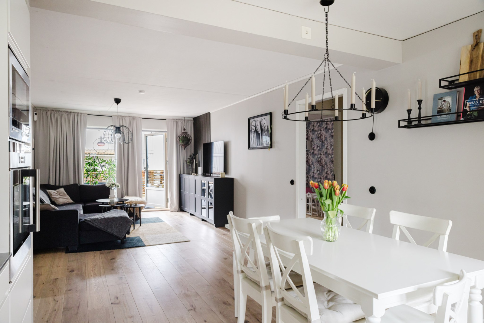 Öppet från kök mot vardagsrum Mosshagestigen 44