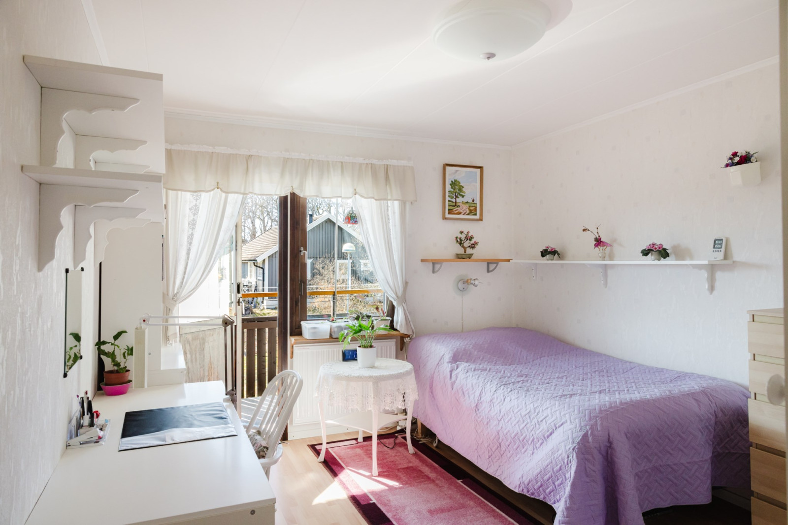 Sovrum 1 med utgång till balkong Rönningevägen 65B