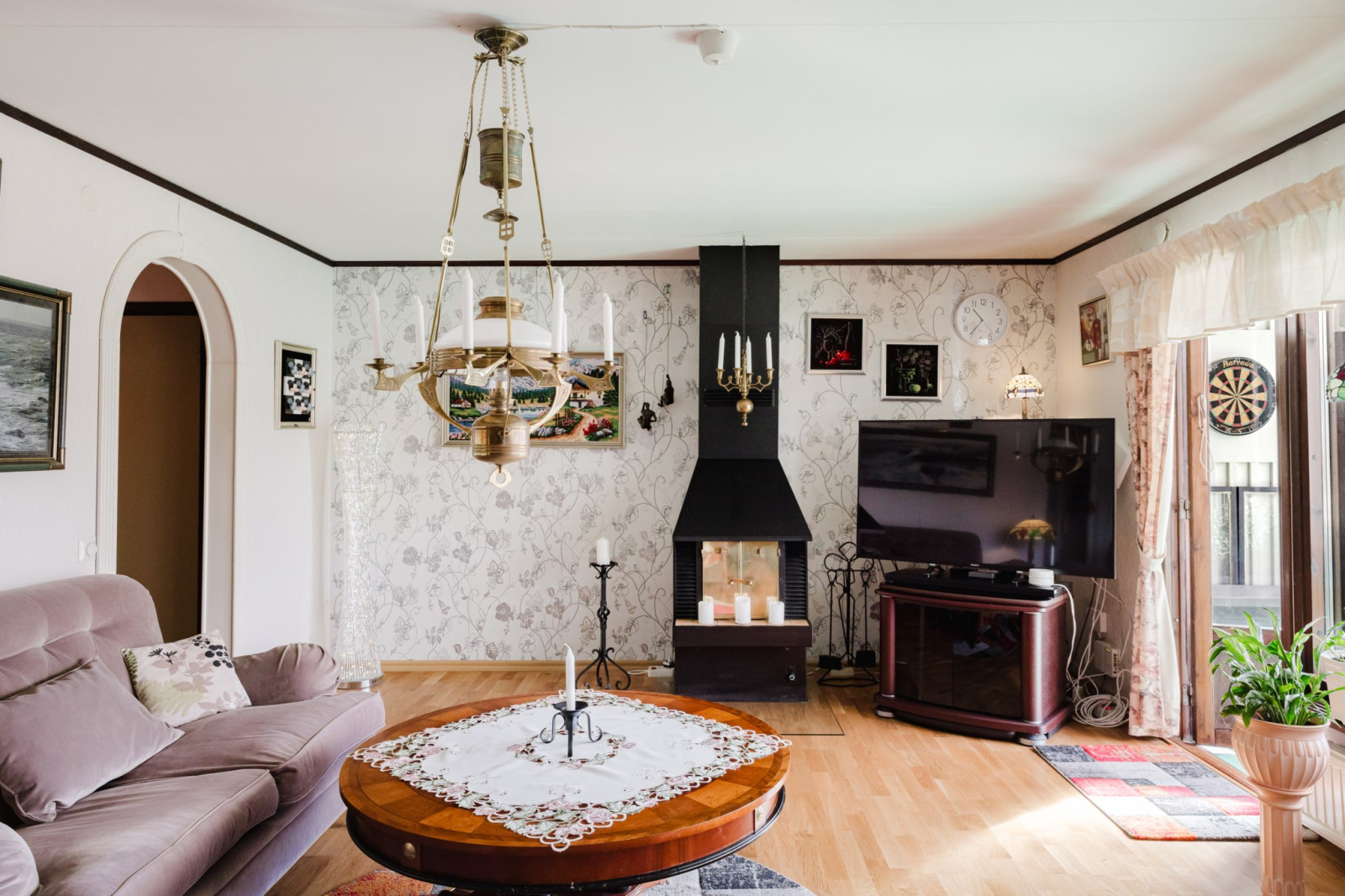 Lättmöblerat vardagrum med braskamin och utgång till baksidan Rönningevägen 65B