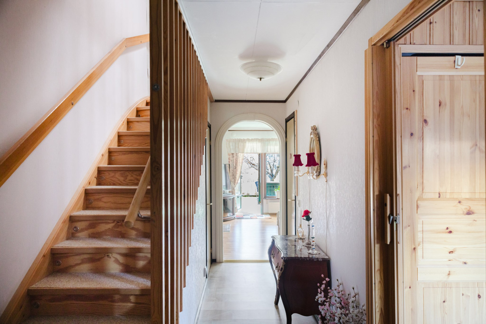 Hall med förvaring under trappan Rönningevägen 65B