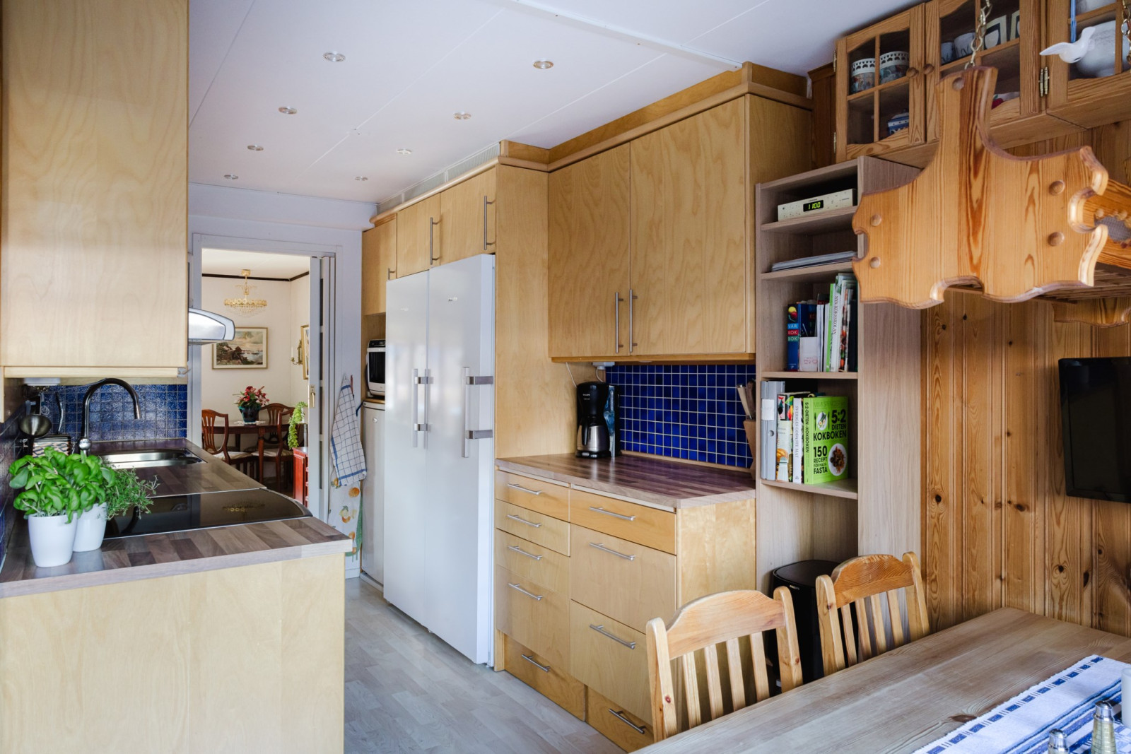 Kök med matplats i anslutning till vardagsrum Rönningevägen 65B