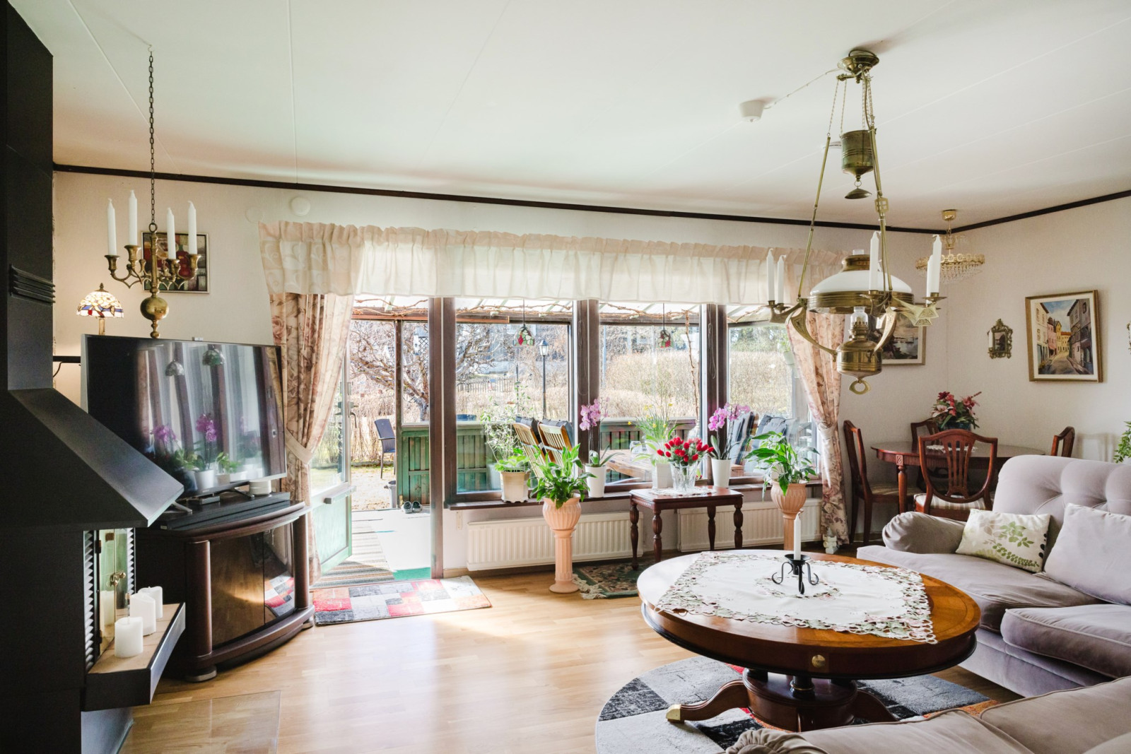 Vardagsrum i anslutning till uterum Rönningevägen 65B