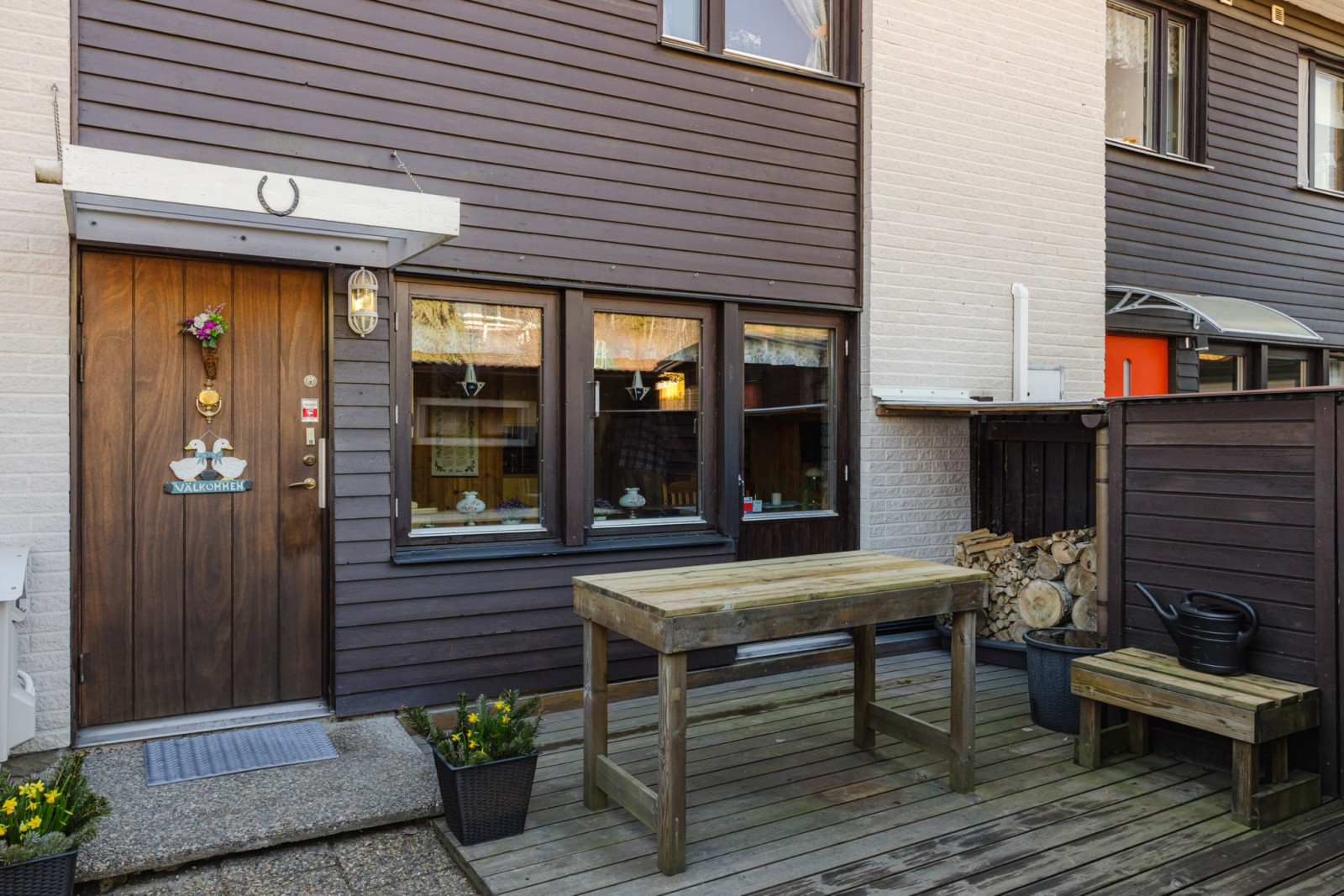 Framsida med träbelagd uteplats Rönningevägen 65B