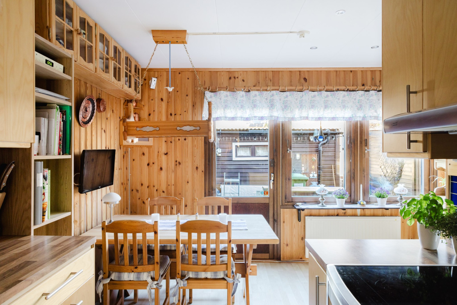 Rynlig matplats med utgång till framsidan Rönningevägen 65B