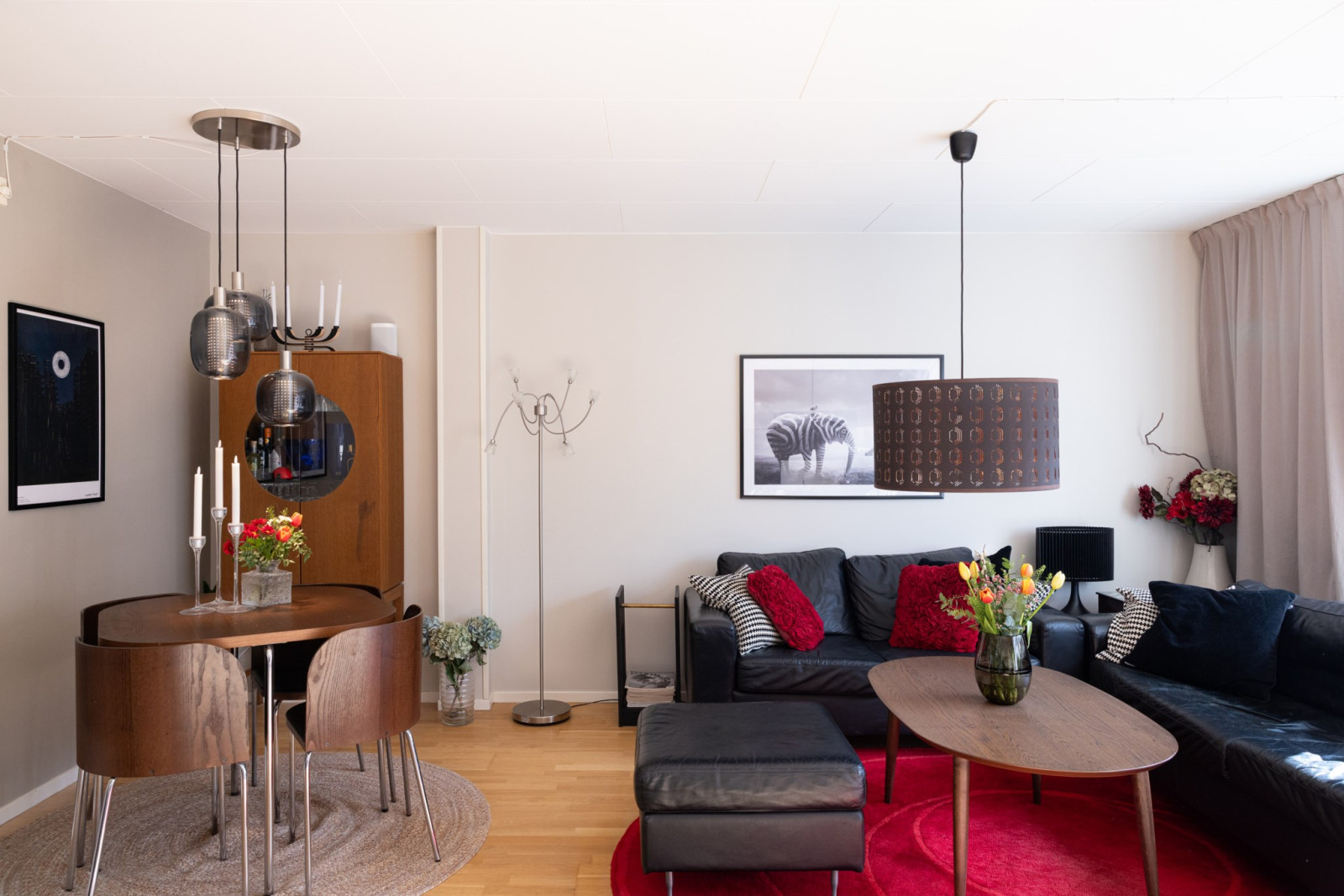 Vardagsrum med plats för soffgrupp och matbord Westerdahlsvägen 39