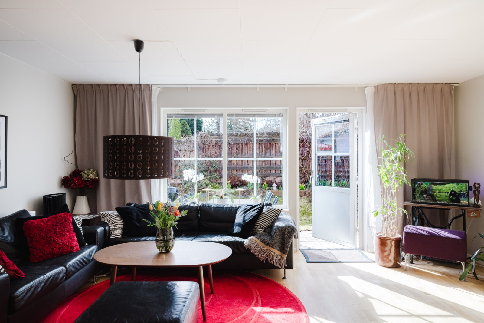 Rymligt och lättmöblerat vardagsrum Westerdahlsvägen 39