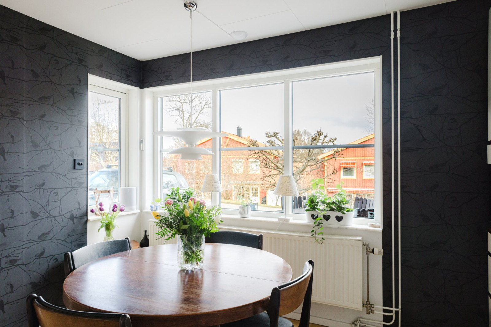 Rymlig matplats intill det stora fönsterpartiet Westerdahlsvägen 39